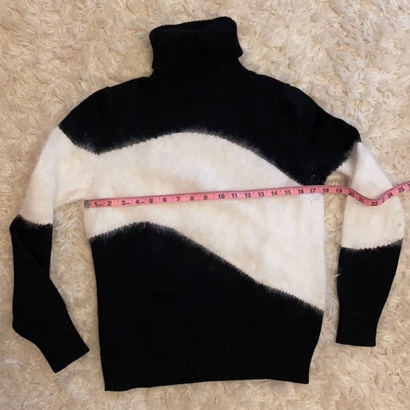 Carolina Herrera turtleneck - Picture 7 of 8